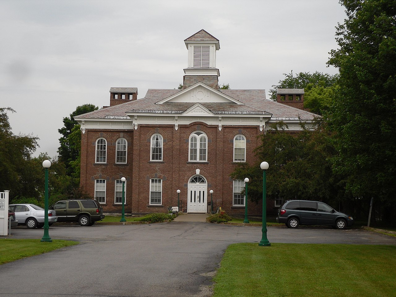 Doug Kerr - https://www.flickr.com/photos/dougtone/4877733392/<br />
Poultney Central School, Poultney, Vermont.